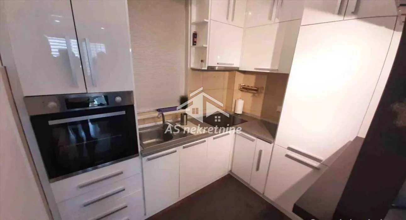 Izdavanje, četvorosoban stan, 96m², Vračar Sve Podlokacije, Beograd