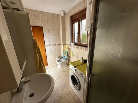 Manje kupatilo obloženo keramičkim pločicama sa tuš kabinom i veš mašinom. - image 23