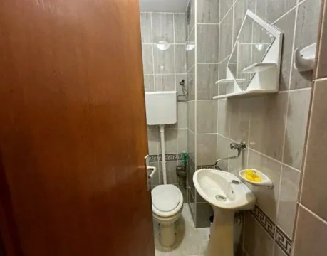 Manje kupatilo obloženo keramičkim pločicama sa umivaonikom i wc šoljom. - image 2