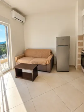 Dnevni boravak sa kaučem, stočićem i frižiderom. - image 4