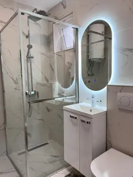 Moderno opremljeno kupatilo sa tuš kabinom i umivaonikom. - image 7