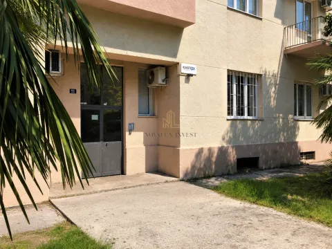 Glavni ulaz u stambenu zgradu sa popločanim prilazom. - image 10