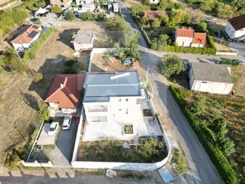 Pogled iz vazduha na kuću sa dvorištem i okolnim putem. - image 5