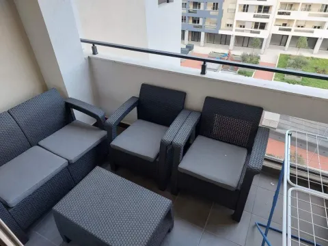 Namješten balkon sa garniturom za sjedenje i pogledom na naselje. - image 12