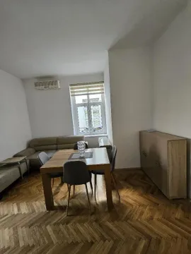 Dnevna soba sa garniturom, trpezarijskim stolom i parketom. - image 4