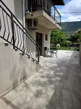 Eksterijer kuće sa popločanim dvorištem, stepeništem i terasom. - image 8