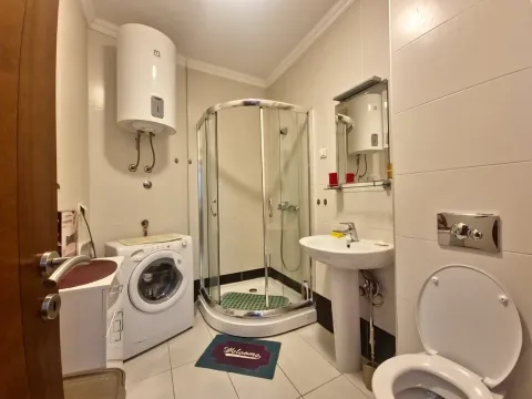 Kupatilo opremljeno tuš kabinom, umivaonikom, WC šoljom, mašinom za veš i bojlerom. - image 7