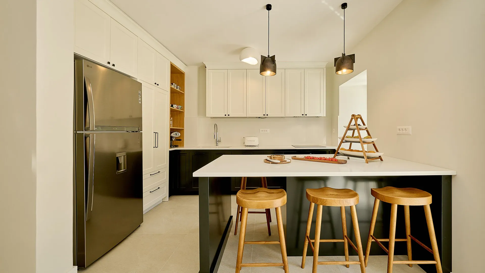 Izdavanje, kuća, 200m², Dobrota, Kotor