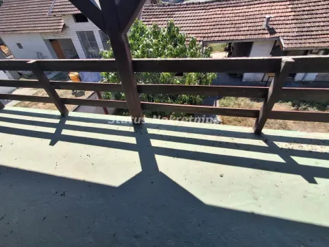 Pogled sa balkona na dvorište i okolne kuće. - image 23