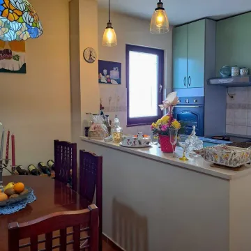 Manja kuhinja sa šankom i trpezarijskim stolom. - image 15