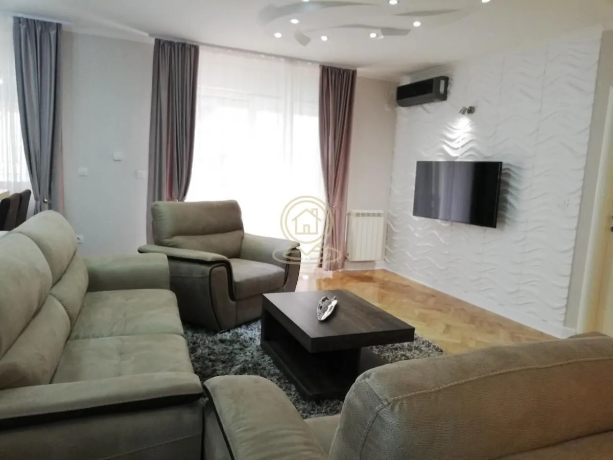 Izdavanje, četvorosoban stan, 130m², Grbavica, Novi Sad Sve Podlokacije