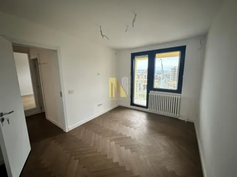 Prazna soba sa parketom i prozorom. - image 6