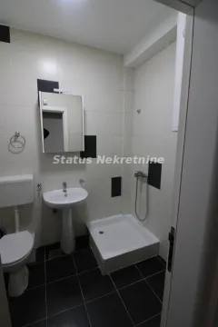 Manje kupatilo sa tuš kabinom, umivaonikom i wc šoljom. - image 5