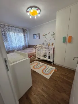 Dečja soba sa krevetcem, ormanom i drvenim podom. - image 10