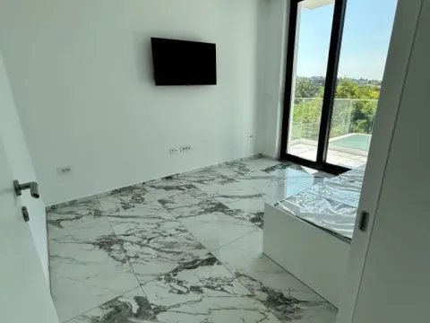 Izdavanje, kuća, 180m², Sremska Kamenica, Petrovaradin - image 11