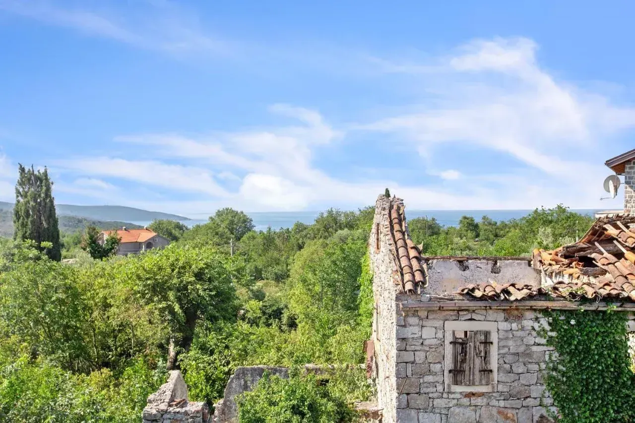 Pogled na okolinu i more sa nekretnine.