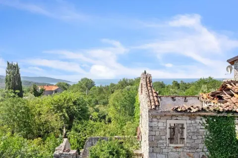 Pogled na okolinu i more sa nekretnine. - image 10