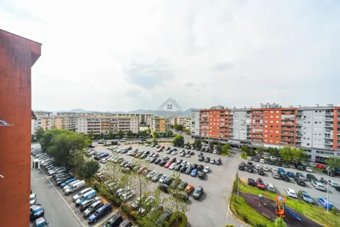 Pogled sa terase na okolne stambene zgrade i parking. - image 11