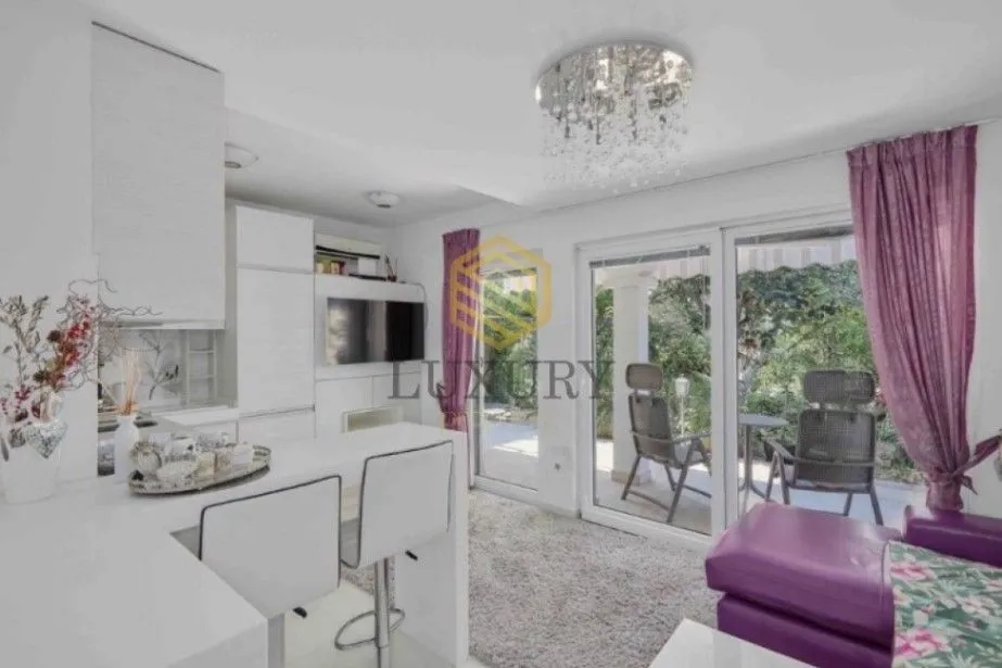 Izdavanje, jednosoban stan, 55m², Pod Kuk, Tivat