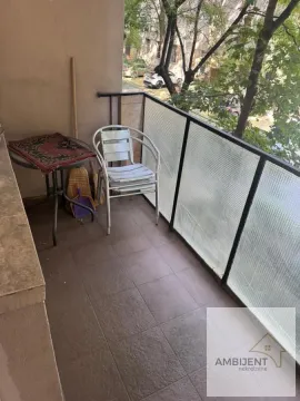 Manji natkriveni balkon sa stolom, stolicama i pogledom na zelenilo. - image 12