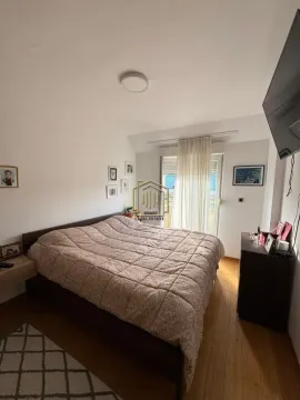 Namještena spavaća soba sa bračnim krevetom, komodom i izlazom na terasu. - image 10