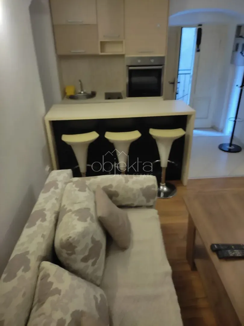 Izdavanje, jednosoban stan, 32m², Kotor, Crna Gora