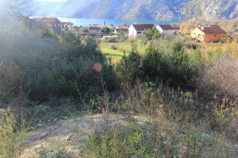 Pogled na more i okolno naselje iz dvorišta. - image 3