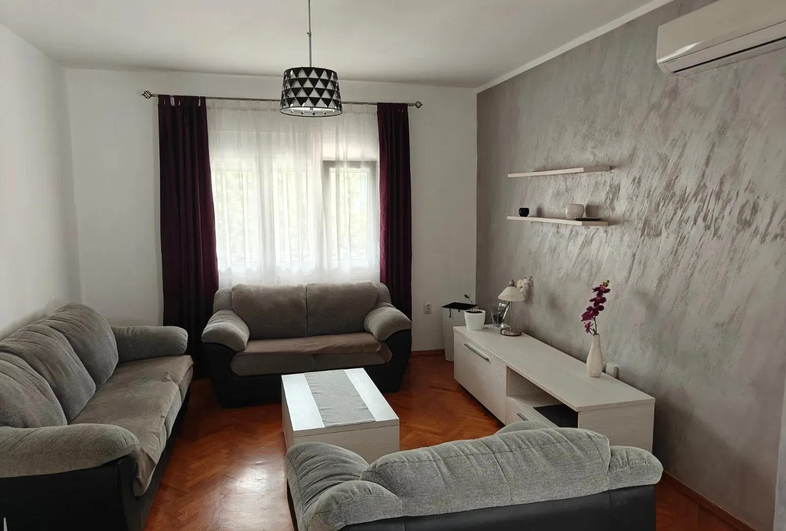 Izdavanje, dvosoban stan, 90m², Stari Aerodrom, Podgorica
