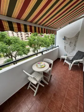 Namješten balkon sa stolom, stolicama i tendom. - image 7