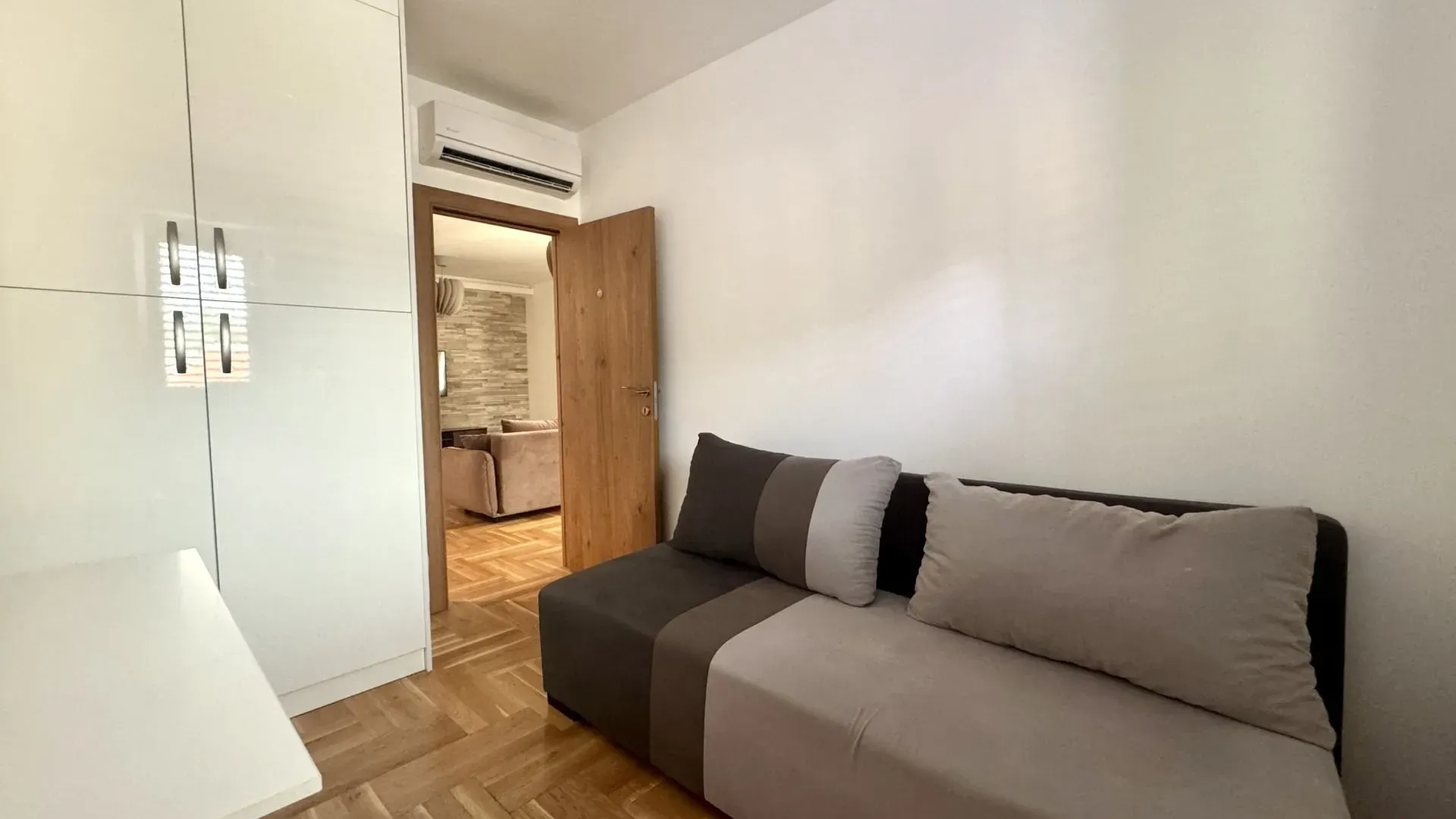 Rent, three bedroom apartment, 86m², Kalimanj, Tivat