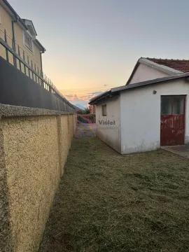 Pogled na dvorište i spoljašnjost kuće. - image 7
