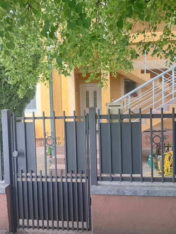 Prodaja, kuća, 225m², Surčin (mesto), Surčin