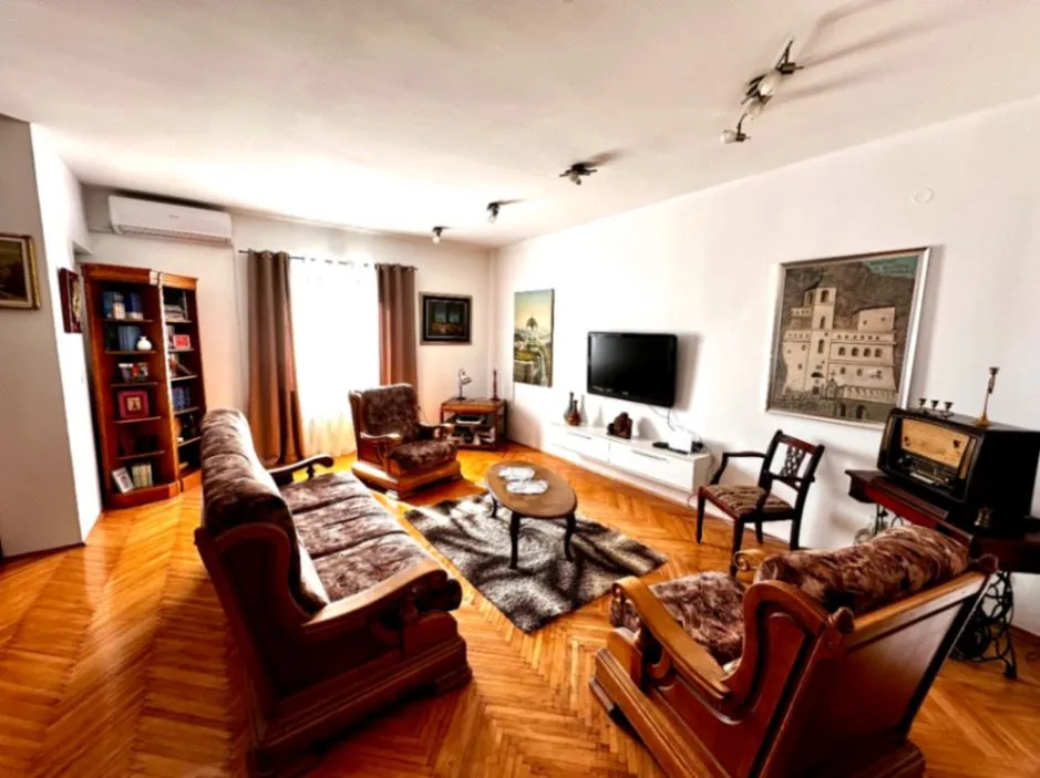Izdavanje, trosoban stan, 80m², Cetinje, Crna Gora