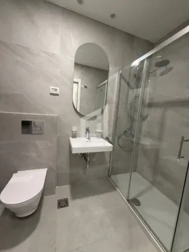 Moderno opremljeno kupatilo sa tuš kabinom, umivaonikom i wc šoljom. - image 4