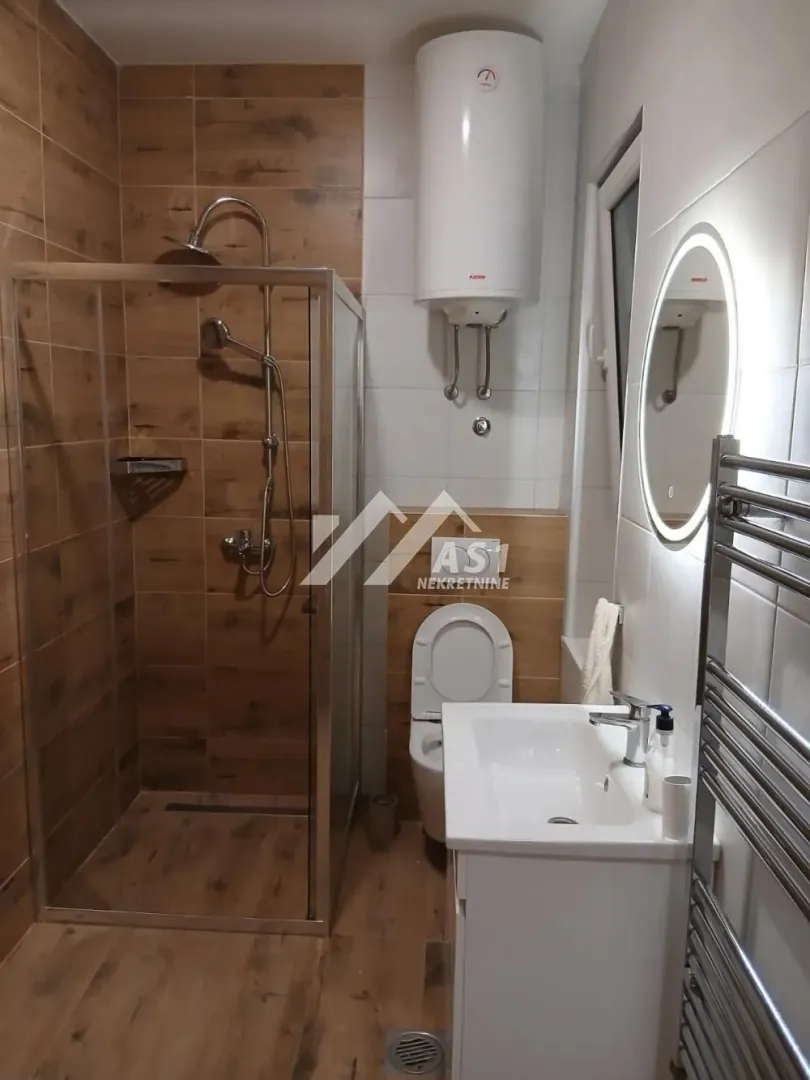 Izdavanje, trosoban stan, 61m², Centar, Novi Sad