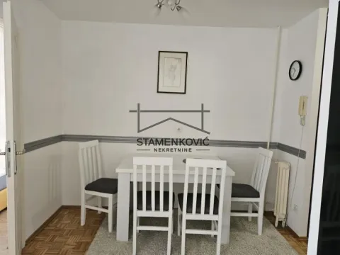 Trpezarija sa belim stolom i četiri stolice. - image 8
