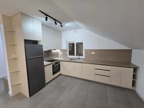 Izdavanje, dvosoban stan, 100m², Zabjelo, Podgorica - image 13