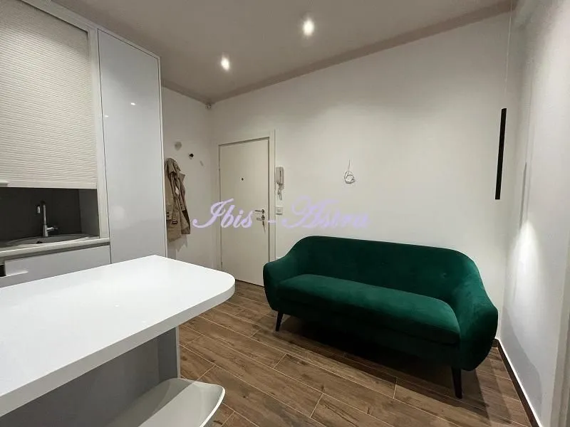 Izdavanje, poslovni prostor, 42m², Kalenić Pijaca, Vračar Sve Podlokacije