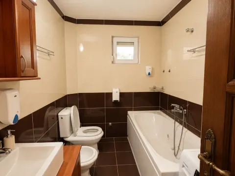 Izdavanje, kuća, 250m², Stari Aerodrom, Podgorica - image 9