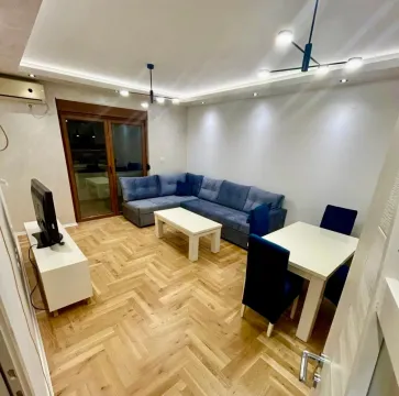 Dnevna soba sa garniturom, TV komodom i trpezarijskim stolom. - image 4