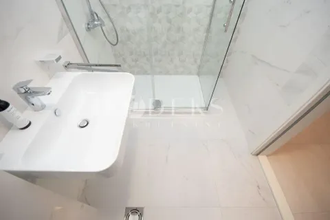 Pogled odozgo na moderno opremljeno kupatilo sa umivaonikom i tuš kabinom. - image 8
