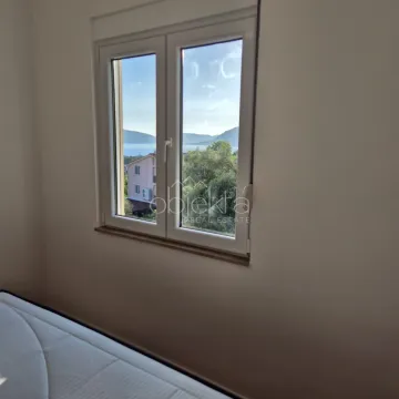 Pogled kroz prozor spavaće sobe na more i okolno zelenilo. - image 10