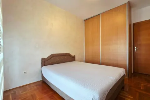 Spavaća soba sa bračnim krevetom i ugradnim plakarom. - image 4