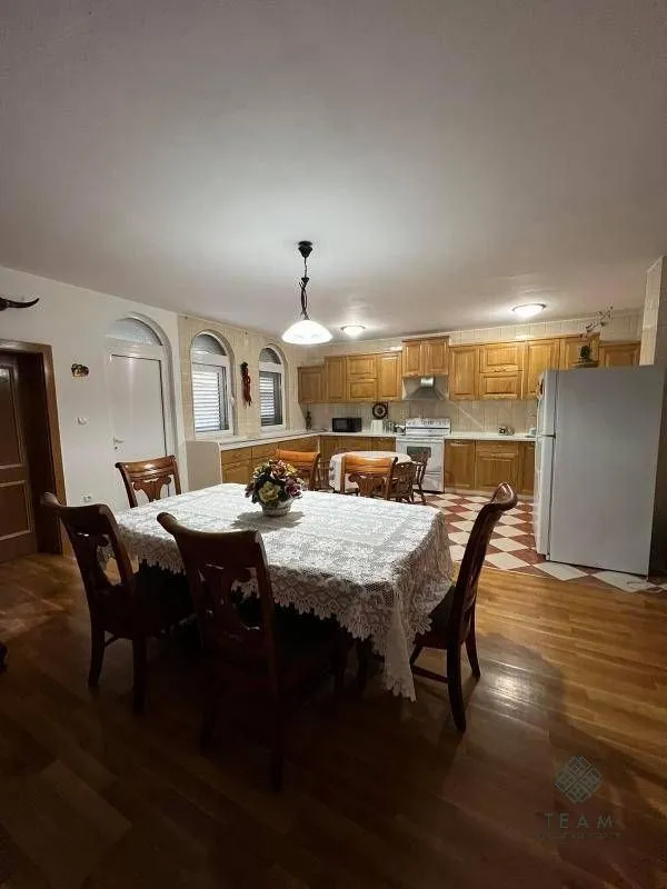 Izdavanje, kuća, 400m², Zlatica, Podgorica