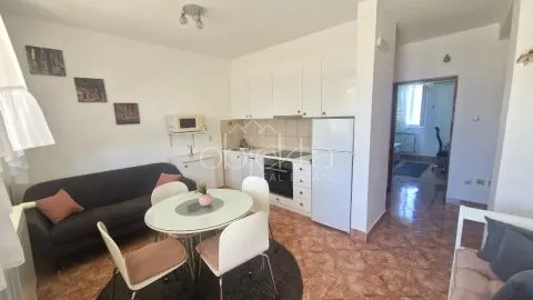 Dnevni boravak sa trpezarijom i kuhinjom. - image 3