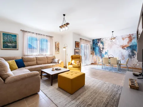 Sale, two bedroom apartment, 79m², Bečići, Budva - image 2