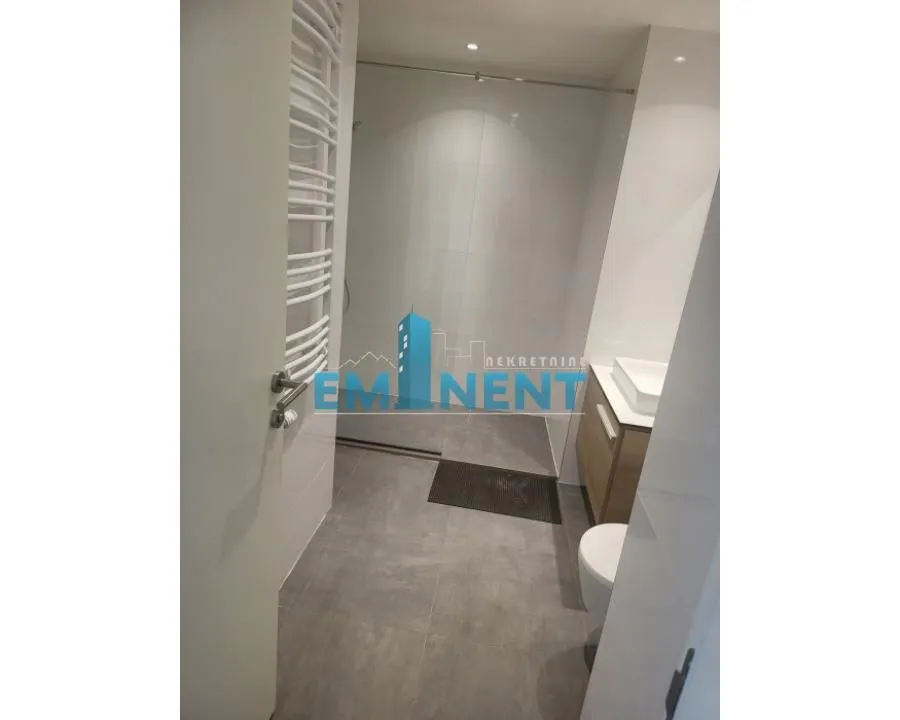Modern bathroom with a walk-in shower and a washbasin.
