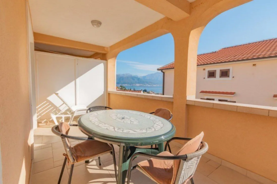Izdavanje, dvosoban stan, 63m², Baošići, Herceg Novi