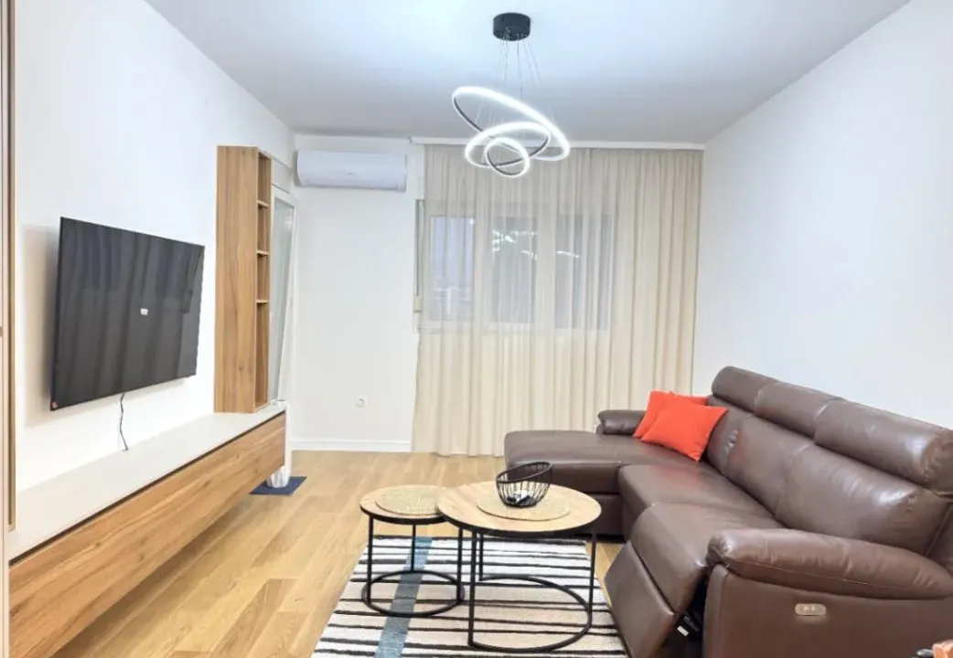 Izdavanje, jednosoban stan, 49m², Central Point, Podgorica