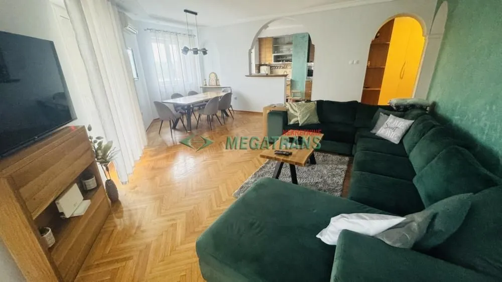 Izdavanje, četvorosoban stan, 130m², Centar, Novi Sad